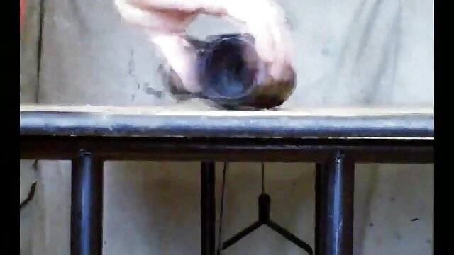 Neverjetno :  Piščanec z rožnato pentljo na glavi uživa v očetovem velikem šundu Filmski odlomki 