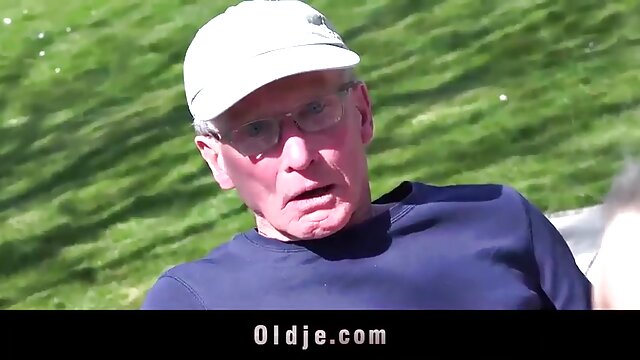 Neverjetno :  Svojega zahtevnega gospodarja je pripravljena ustno zadovoljiti Filmski odlomki 