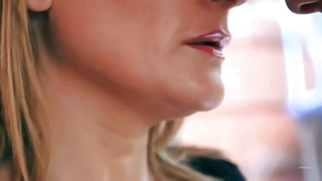 Neverjetno :  Zagorel lezbični par se zabava pod tušem v tesnih bikinijah Filmski odlomki 