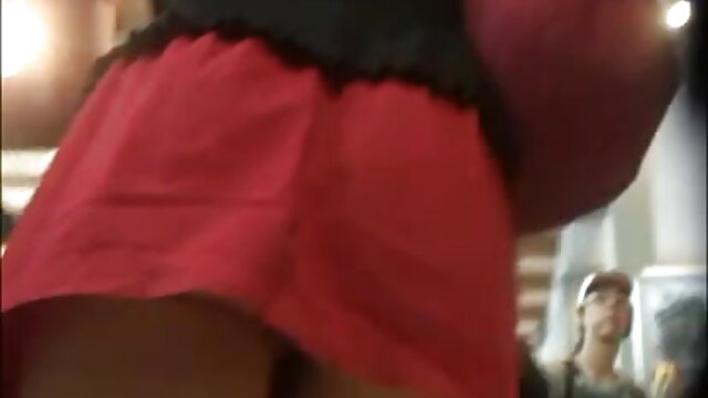 Neverjetno :  Nihče ne more videti dobrega dekleta, ki ga slabi Božiček udari v feno Filmski odlomki 