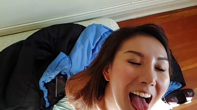 Neverjetno :  MILF rjavolaska uživa v rokovanju s fantom in dobi cumshot Filmski odlomki 