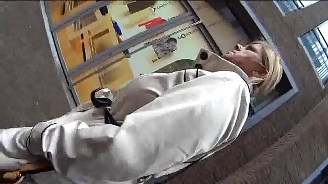 Neverjetno :  Očarljiva rjavolaska jaha tiča z igračami v svojem tesnem ritu Filmski odlomki 