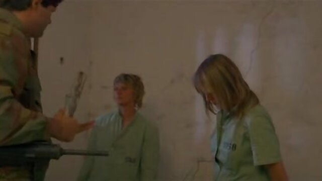 Neverjetno :  Mišičasti trener uporablja tiča za prevzgojo razburljive študentke Filmski odlomki 