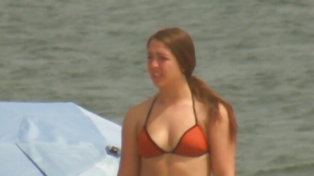 Neverjetno :  Prsata MILF zvabi nedolžno varuško v lezbično afero Filmski odlomki 