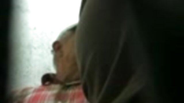 Neverjetno :  Rojstnodnevni fant pojebe temnopolto dekle in mačeho z ogromnimi joški Filmski odlomki 