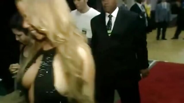 Neverjetno :  Dekle je navdušilo fanta, zato je porabil ves denar, da bi naredil hussy strip Filmski odlomki 