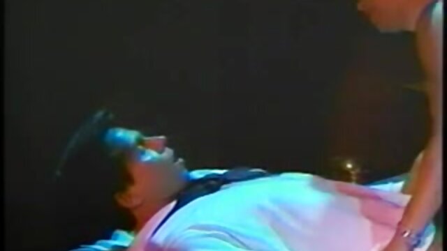 Neverjetno :  Stranka v striptiz klubu dobi priložnost jebati bebo v nogavicah Filmski odlomki 