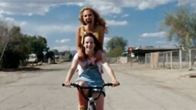 Neverjetno :  Bootylicious babe se gangbanguje v garderobi Filmski odlomki 