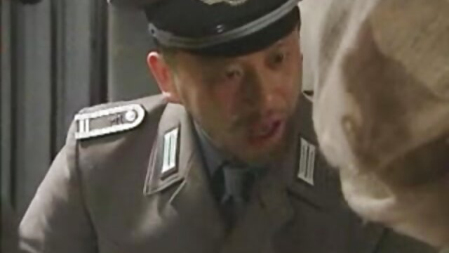 Neverjetno :  Skrivnostna kurba Jilian zapelje preiskovalca na hiter kopel Filmski odlomki 