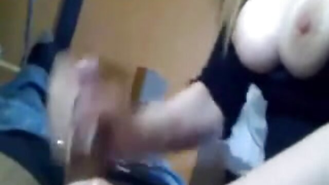 Neverjetno :  Mlada evropska nimfovka z majhnimi prsmi hrepeni po dvojni penetraciji Filmski odlomki 