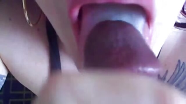 Neverjetno :  Tetovirana blondinka se zajebava v piko in rit Filmski odlomki 