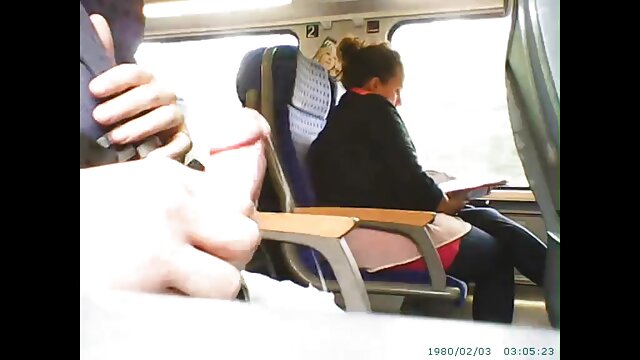 Neverjetno :  Privlačna azijska punca razveseli dva fanta z lepimi fafanjami Filmski odlomki 