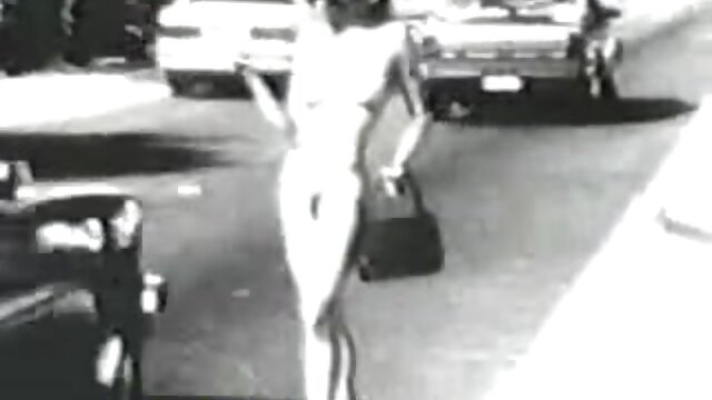 Neverjetno :  Dve bejbi ližeta drug drugemu kunki, medtem ko on opravlja svoje delo Filmski odlomki 