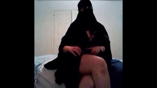 Neverjetno :  Puckasta kurba je primerno udarila pred veselimi opazovalci Filmski odlomki 