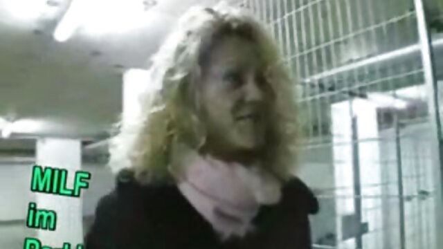 Neverjetno :  Rjavolaska z debelimi ustnicami sesa kurac in ga strastno jaha Filmski odlomki 