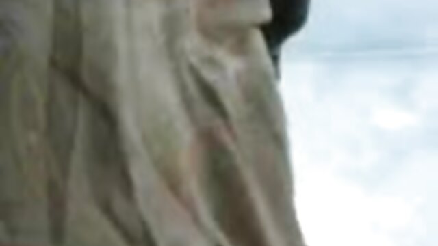 Neverjetno :  Soparna natakarica uživa v prvem porno snemanju s spretnim fantom Filmski odlomki 