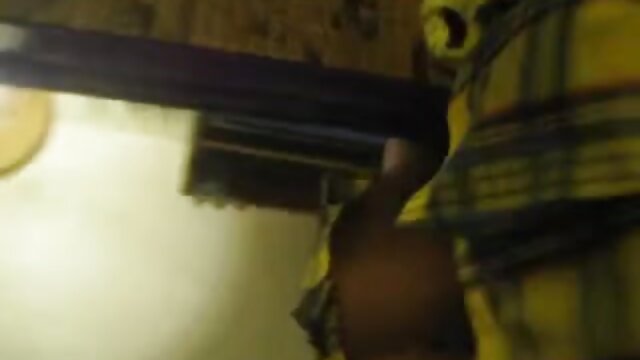 Neverjetno :  Reševalec udari tog tiča med sočna rit Filmski odlomki 