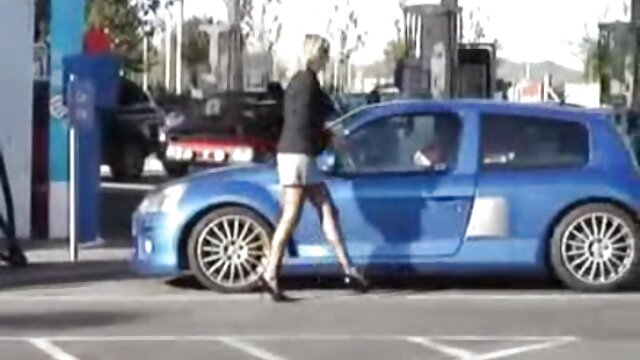 Neverjetno :  Vitka blondinka MILF z okroglimi joški analizira plešast kolega Filmski odlomki 