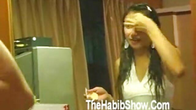 Neverjetno :  Rjavolaska teen dobi svojo muco jedo, prste in napolnjen s tiča Filmski odlomki 