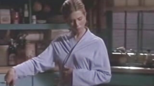 Neverjetno :  Piflarska blondinka hkrati služi petelinom šefa in njegovega partnerja Filmski odlomki 