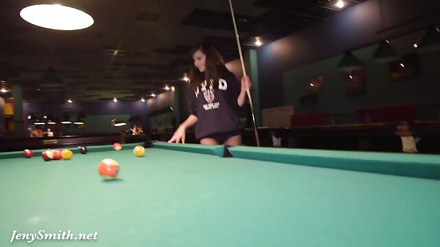 Neverjetno :  Pornograf se obožuje, da se dotikajo igralkinih prsi med zabijanjem žebljev Filmski odlomki 