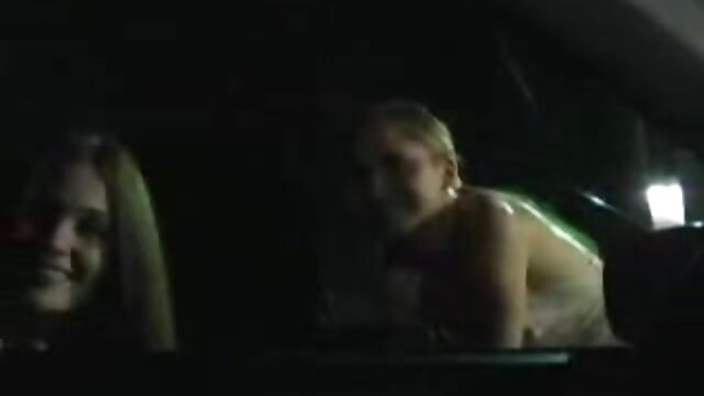 Neverjetno :  Pohotna ebenovinasta punca na tej solo seji namaže svoje telo Filmski odlomki 