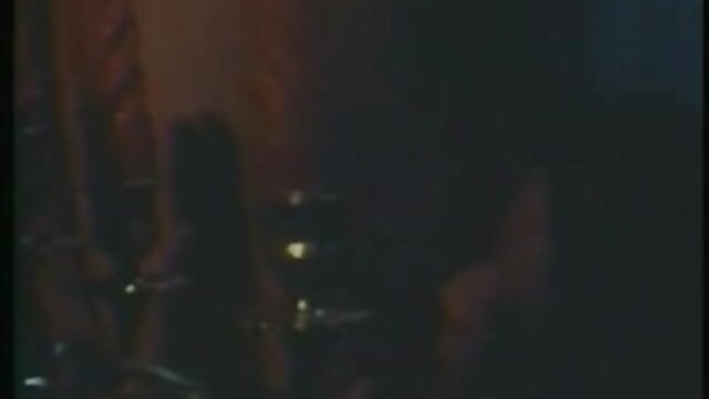 Neverjetno :  Črno dekle hrepeni po velikem kuncu v njenih ustih in muci Filmski odlomki 