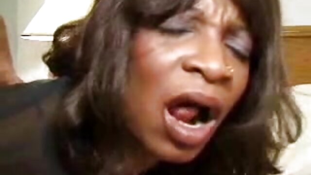 Neverjetno :  Teniškega inštruktorja pihajo tiča, medtem ko ga dve bejbi držita pri miru Filmski odlomki 