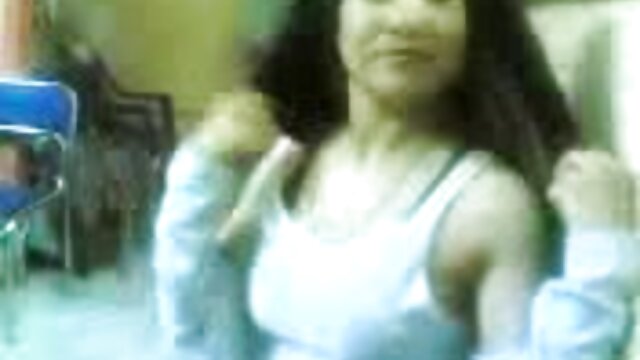 Neverjetno :  Črna kraljica se lezbično zabava s svojim belim prijateljem Filmski odlomki 