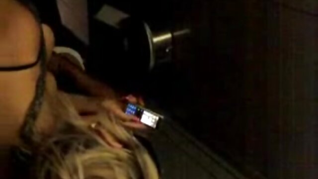 Neverjetno :  Hottie Christy Mack se vklopi in ukaže maserju, naj pofuka njeno muco Filmski odlomki 