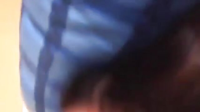 Neverjetno :  Mikavna Latina v črnem naglavnem traku vozi trdega kura v bazenu Filmski odlomki 