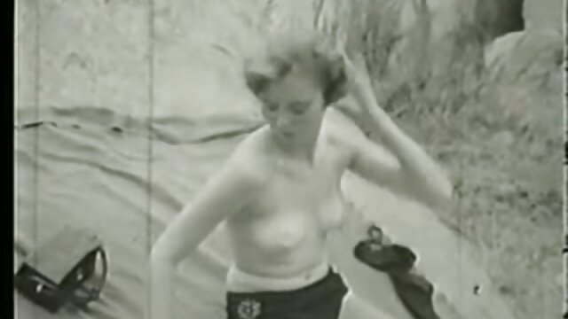 Neverjetno :  Milfy lastnica velikih prsi se z njimi igra v solo videu Filmski odlomki 