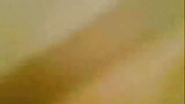 Neverjetno :  MILF z velikimi prsi seksajo s partnerji v svoji hiši na podeželju Filmski odlomki 