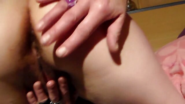 Neverjetno :  Čudovita soparna MILF zadovolji mladega fanta s trdim tičem Filmski odlomki 