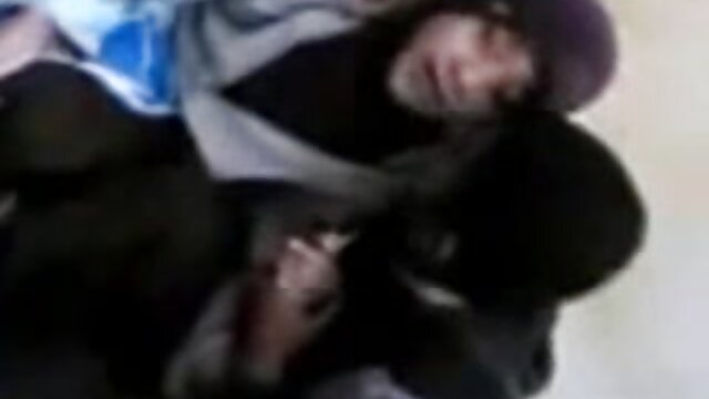 Neverjetno :  Babe z obrezano muco jaha debel penis Filmski odlomki 