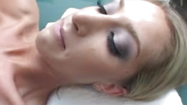 Neverjetno :  Ebony cooze obožuje oralni seks in prste po njeni zadnjici Filmski odlomki 