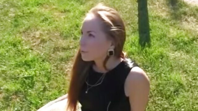 Neverjetno :  Vrhunsko najstniško manekenko dva fanta stisneta v sendvič Filmski odlomki 