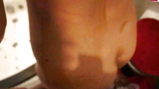 Neverjetno :  Dekle s temnimi lasmi dobi njen tesen anus, ki ga zabije njen debeluški kolega Filmski odlomki 