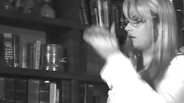 Neverjetno :  Prsata blondinka v črnem spodnjem perilu, ki jo je analiziral spretni žrebec Filmski odlomki 