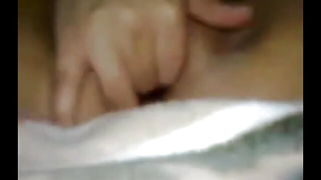 Neverjetno :  Potem ko bo rit namazal z oljem, jo ​​bo tip sodomiziral Filmski odlomki 