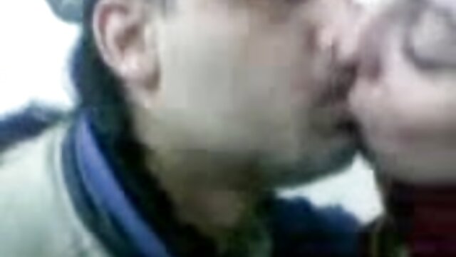 Neverjetno :  Dekle v modrcu je mladeniča odpeljalo domov, da bi se v odsotnosti oskrbnikov Filmski odlomki 