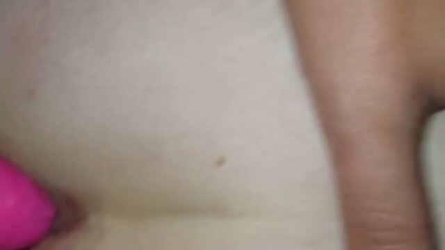 Neverjetno :  Čudovito MILF je njen mož udaril na oddaljeni eksotični destinaciji Filmski odlomki 