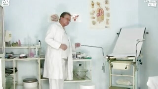 Neverjetno :  Kurbaška ženska širi noge temnopoltim samcem zaradi velikosti petelina Filmski odlomki 