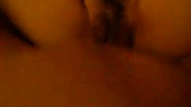 Neverjetno :  Dve osupljivo vroči bejbi se opustošita v trojčku Filmski odlomki 