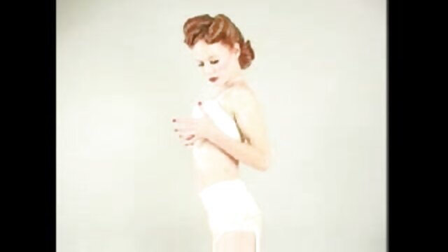 Neverjetno :  Dve lezbijki se ogrejeta, preden spustita svojega jebača noter Filmski odlomki 