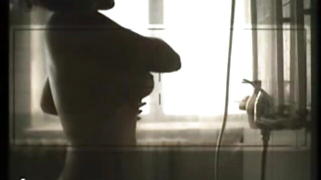 HD :  Rebecca More sesa velik dildo, medtem ko drgne svojo muco v tušu Porno filmi za odrasle 