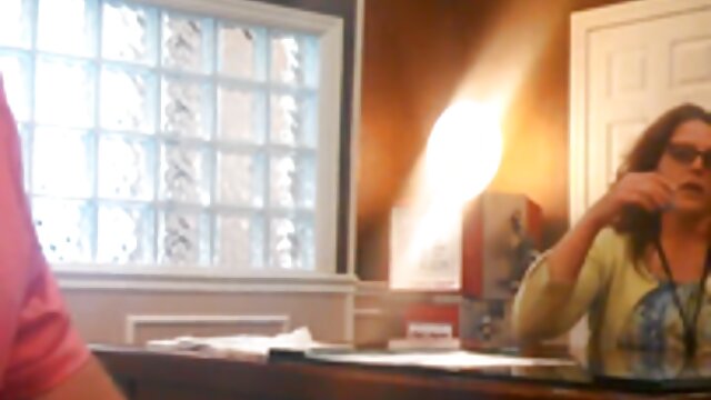 Neverjetno :  Slutty blondinka zapeljuje in jebe svojega pohotnega polbrata Filmski odlomki 