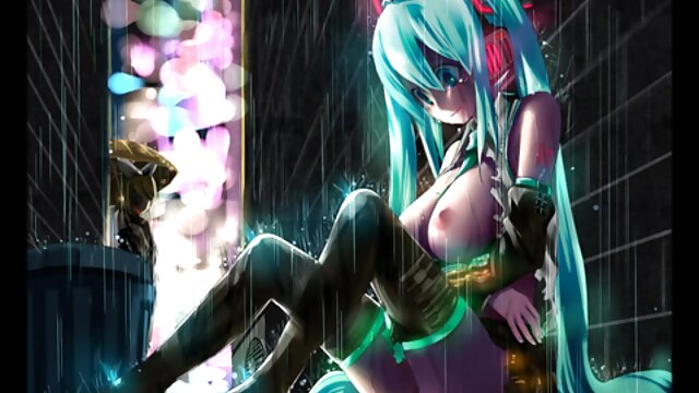 Neverjetno :  Čudovita naoljena rjavolaska seksa na vrtu Filmski odlomki 