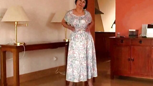 Neverjetno :  Razigrana blondinka zapeljuje najboljšega moža, ki se ne zaveda svojega moža Filmski odlomki 