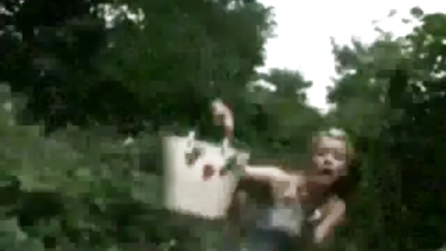 Neverjetno :  Športno bejbo pade žebljiček v stranišču Filmski odlomki 